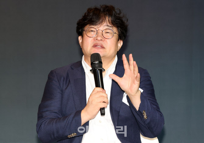 [포토]대담 진행하는 정구민 국민대학교 전자공학부 교수