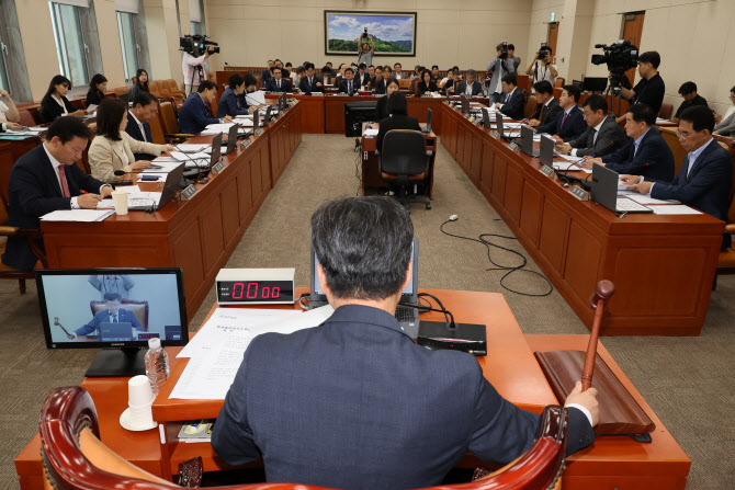 '근로자의날→노동절' 변경 법안 국회 환노위 통과