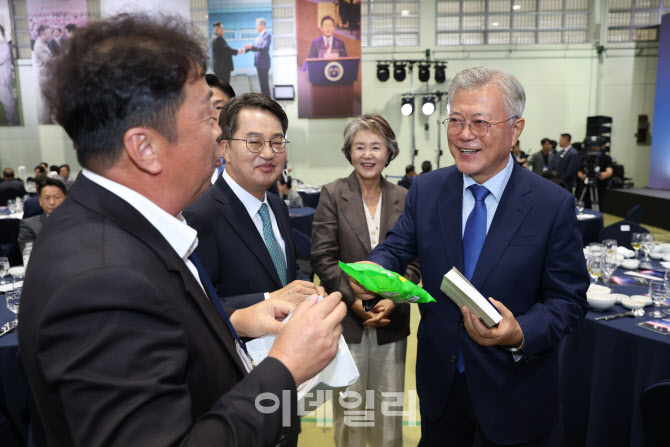 [포토]문재인 전 대통령, 김동구 대성동마을 이장 만나