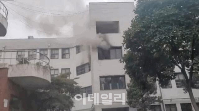 서울 경기고서 화재…수업받던 학생 1100여 명 대피