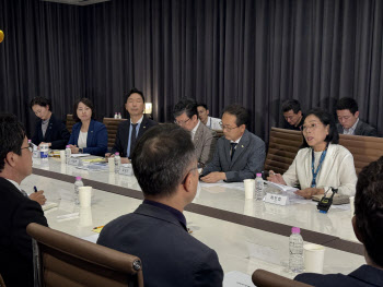 국회 과방위, ‘해킹 사태’ KT·롯데카드 CEO 만나…“청문회 꼭 출석하라”