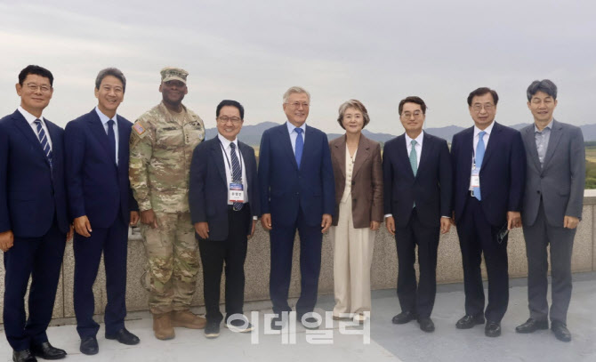 문재인, 9·19선언 기념 JSA 방문…주한미군 사령관과 만나