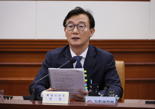 해수부, '구명조끼 착용 챌린지' 실시…첫 주자 전재수 장관