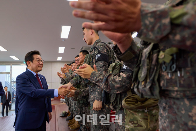 李대통령 “‘외국군 없으면 국방 못한다’ 질타 盧 떠올라…자주국방 열 것”