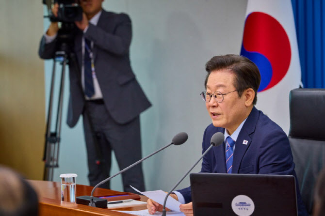[속보] 李대통령 “북핵동결, 임시조치로 현실적…트럼프-김정은 합의시 수용