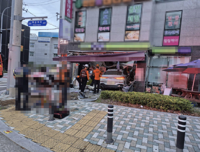 해운대서 SUV 차량이 편의점 돌진…2명 부상