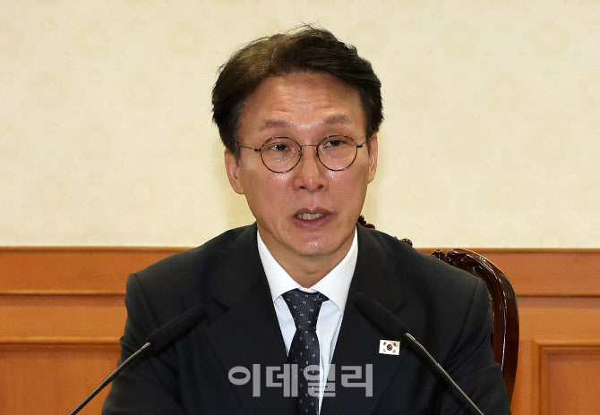 [포토]통신사 및 금융사 해킹사고 관련 긴급현안점검회의 주재하는 김민석 총리