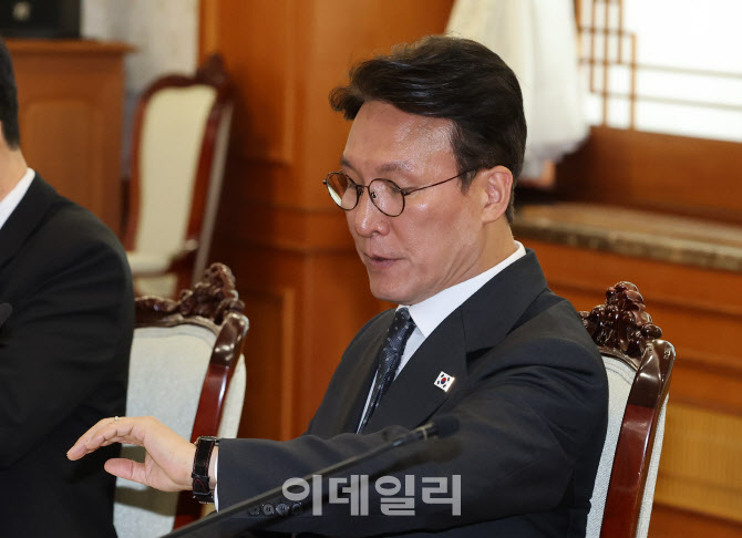[포토]시계보는 김민석 국무총리