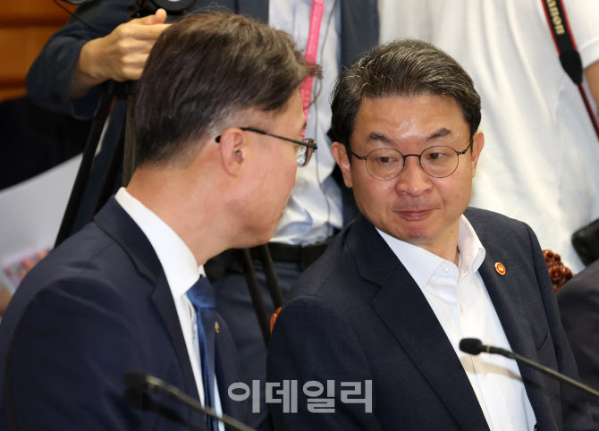 [포토]이야기 나누는 류제명 과기부 2차관-이억원 금융위원장