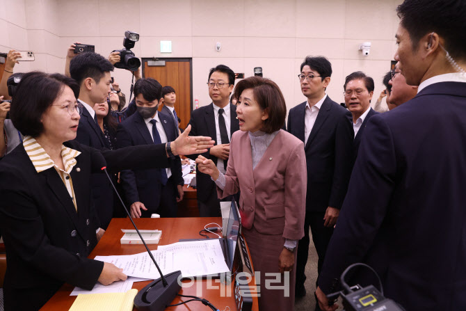 [포토]국힘 피켓 시위에 법사위 또 '파행'