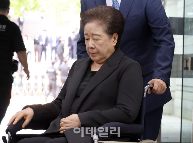 [포토]한학자 통일교 총재, 두 눈 감은채 영잘실질심사 출석