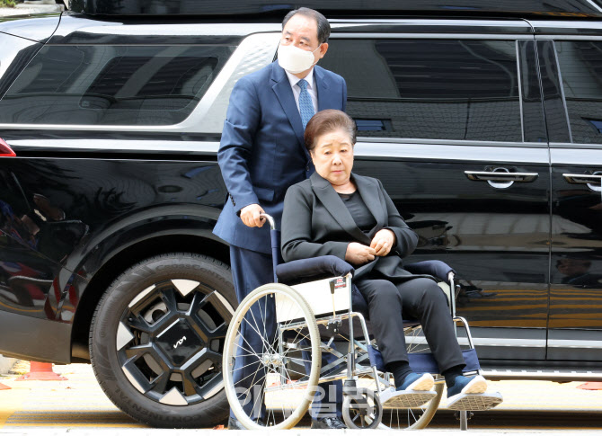 [포토]법정 향하는 한학자 통일교 총재