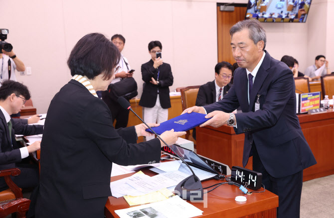 [포토]법사위, '선서문 전달하는 윤재순 전 총무비서관'