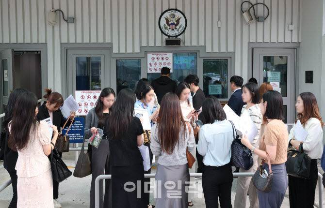 [포토]미국 전문직 H-1B 비자 수수료 100배 인상