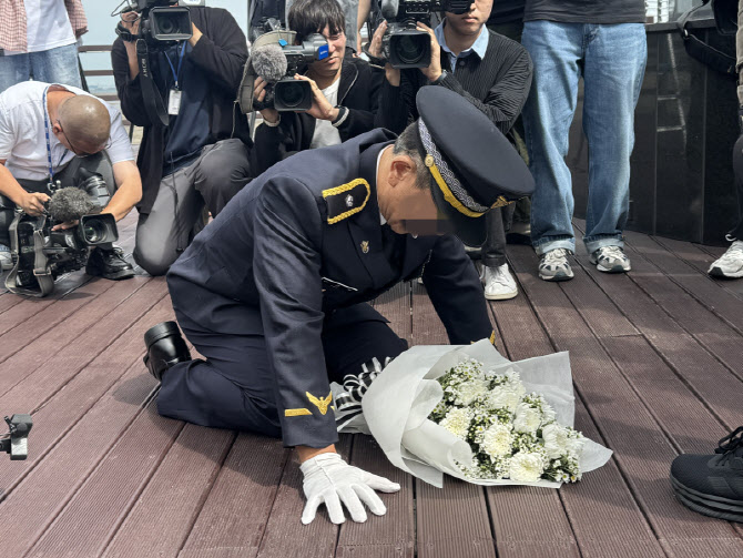 순직 해경 당직 팀장, 추모한다며 '갯벌 뛰어들어'