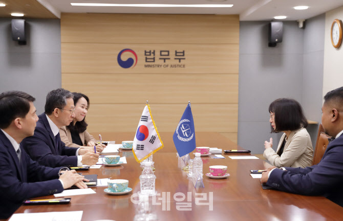 [포토]정성호 법무장관, 국제형사재판소장 만나 협력 논의