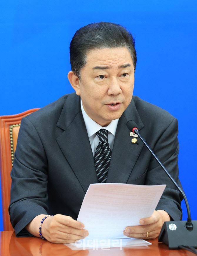 [포토]김병기, '오는 25일 검찰청 폐지, 경제부처 개편 담은 정부조직법 개정안 통과'
