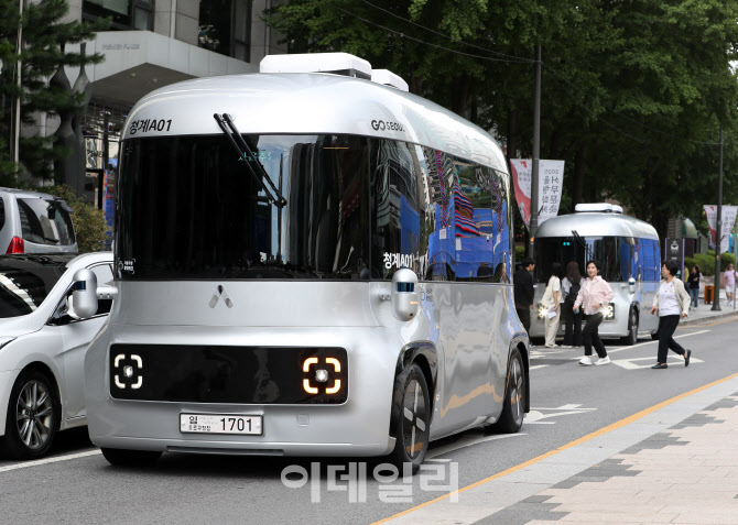 [포토] 청계천 운행하는 운전석없는 자율주행셔틀