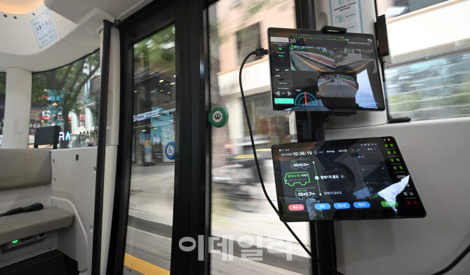[포토] 주행중인 운전석없는 자율주행셔틀