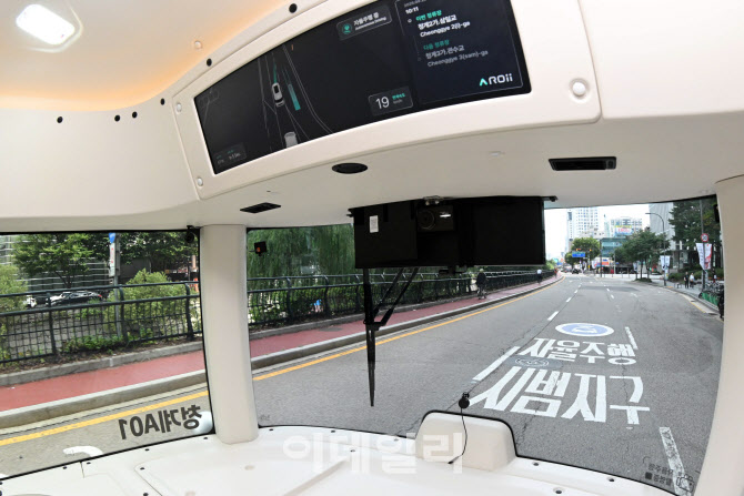 [포토] 청계천 주행하는 자율주행셔틀