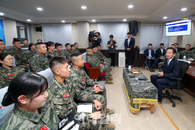 이두희 국방차관, 해병대 연평부대 찾아 간부 복무여건 점검