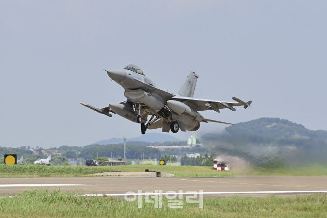 또 공군 전투기 사고…KF-16 이륙 중 활주로 이탈, 조종사는 '무사'