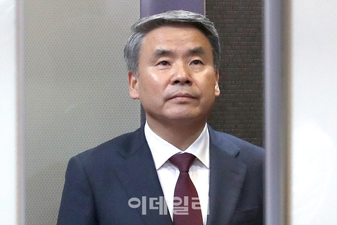 이종섭, 11시간 조사 뒤 귀가…"신중한 검토 위한 이첩 보류"