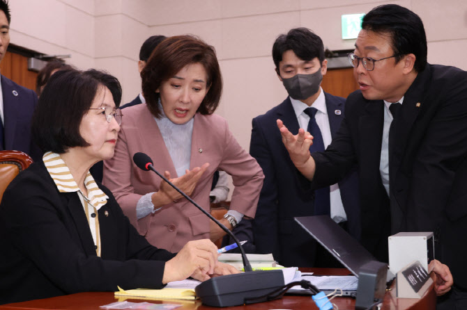 국힘 여성의원들 "추미애 '윤석열 오빠' 발언은 여성 모독…사퇴하라"