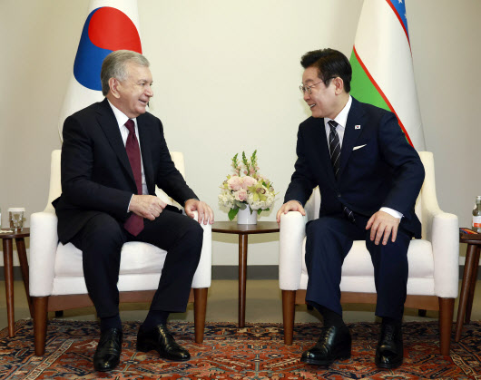 李대통령, 우즈벡 대통령과 정상회담