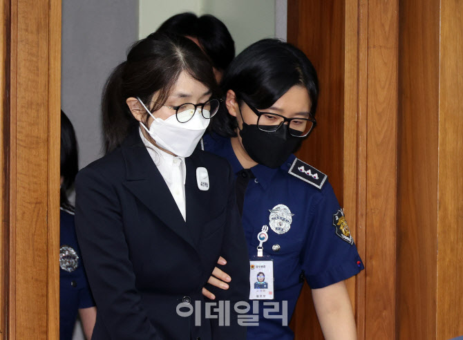 [속보]김건희, 국민참여재판 원치 않아…직업 묻자 "무직"