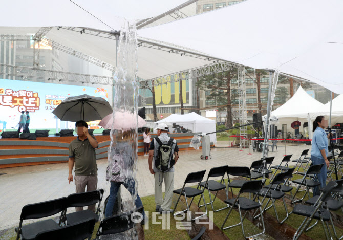 [포토] 폭우로 '서로장터' 차질