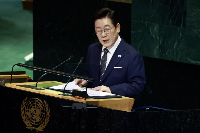 北과 교류·관계 정상화 우선…李, 북핵 단계적 해법 강조