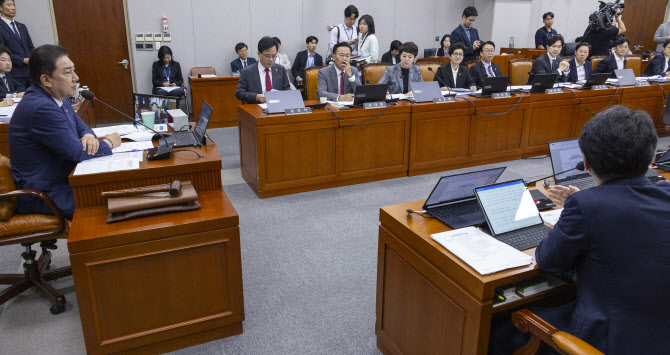 김현지 비서관 국감 출석 두고 여야 충돌…"존엄한 존재냐"VS"정쟁 우려"
