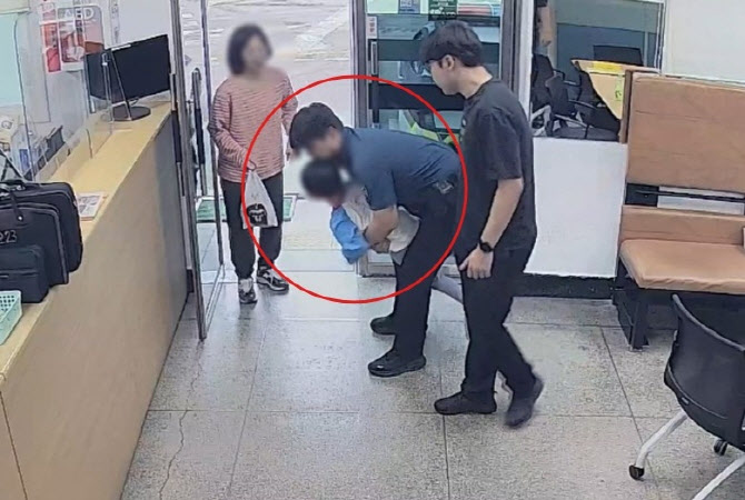 "사탕이 목에 걸렸어요"…하임리히법으로 5살 아이 구조한 경찰