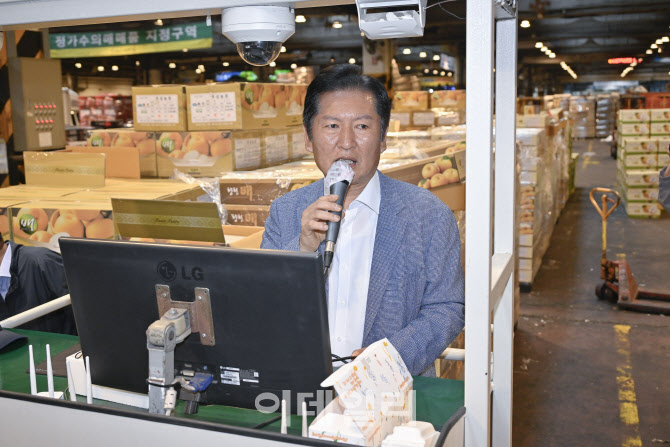 [포토]정청래 대표, '추석앞두고 가락시장 물가점검'
