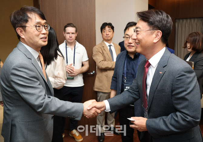 [포토]인사 나누는 이익원 대표-이부연 미래사업본부장