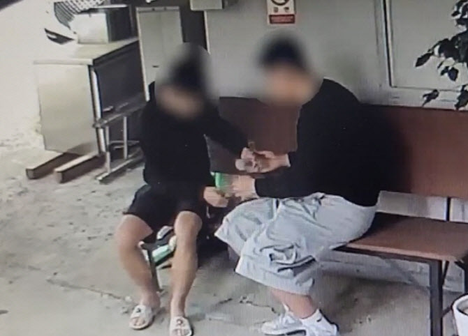 "휠체어 타서 못 쫓아와"…장애인 돈 노린 10대, 부모도 포기