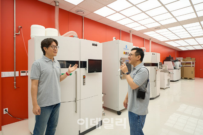 "안경, 이젠 맞춤형으로…성수동서 브리즘 첨단시설 체험하세요"