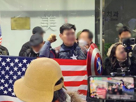 '캡틴 아메리카' 복장 中대사관 난입, 2심도 실형…法 "피해 커"