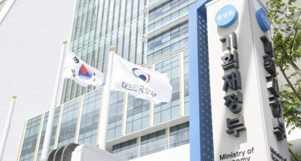 금융정책 이관 무산에 기재부 ‘뒤숭숭’…“‘방구석 여포’의 참패”