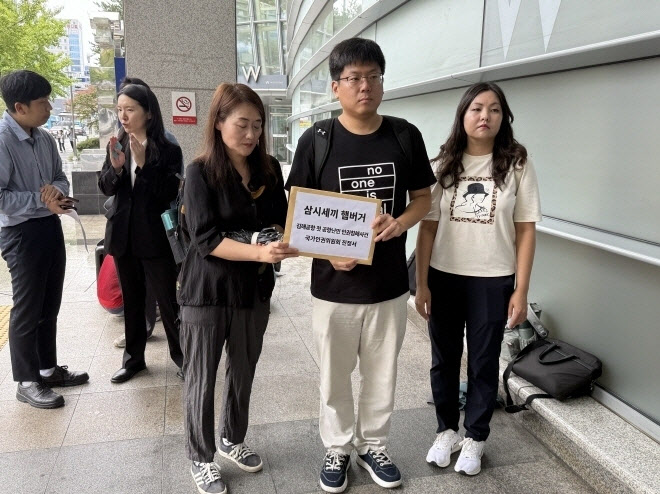 “5개월간 햄버거만…인권침해” 김해공항 체류 기니인의 사연