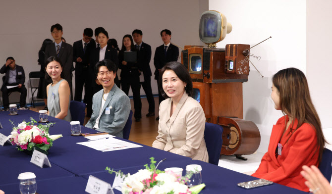 뉴욕서 청년 예술가 만난 김혜경 여사 “여러분이 연 문, 더 많은 기회로”