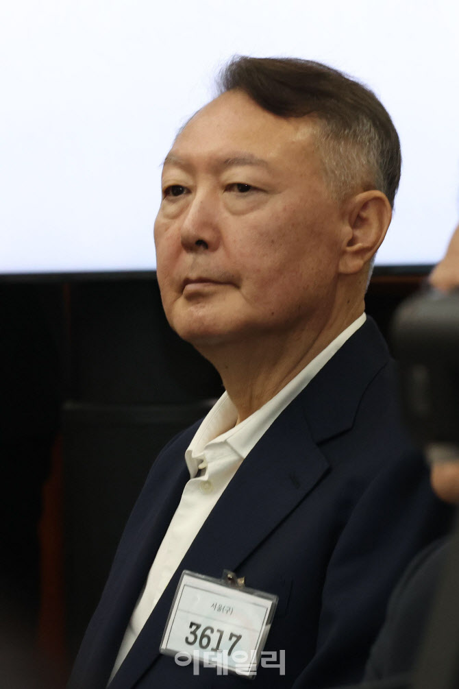[속보]'수용번호 3617' 尹, '국민참여재판 원치 않나' 질문에 '끄덕'