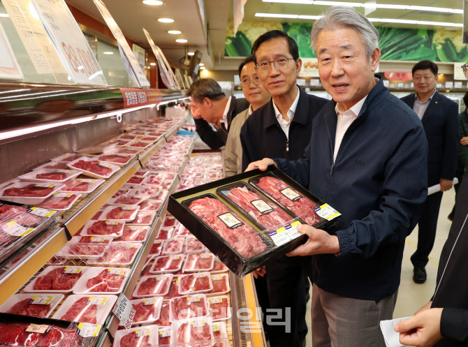 [포토] 추석 성수품 점검하는 강호동 농협회장