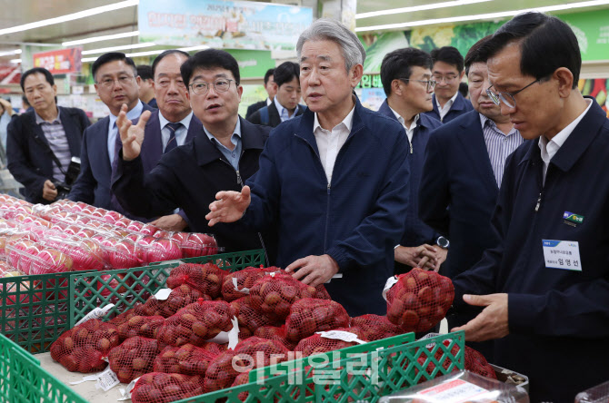 [포토] 강호동 농협회장, 추석 성수품 판매동향 점검