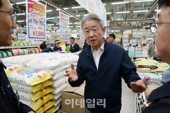 [포토] 관계자와 쌀 수급동향 토론하는 강호동 회장