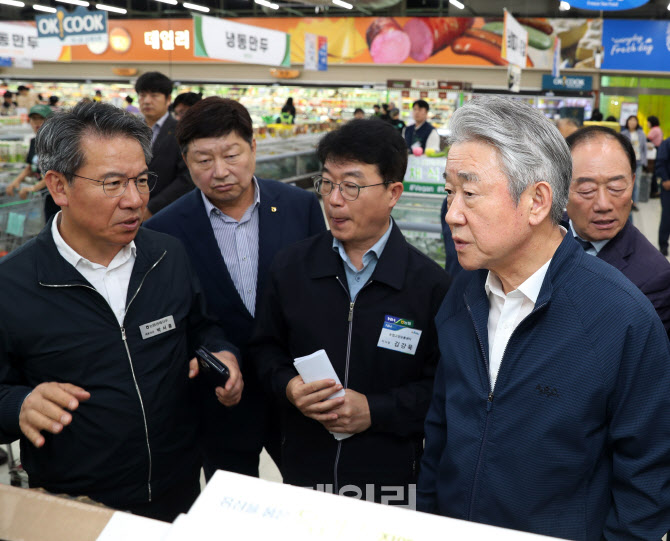 [포토] 추석물품 점검하는 강호동 농협회장