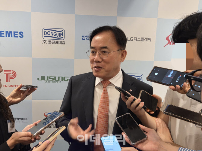 LGD 정철동 "미니 LED도 결국 LCD…OLED 못 이긴다"