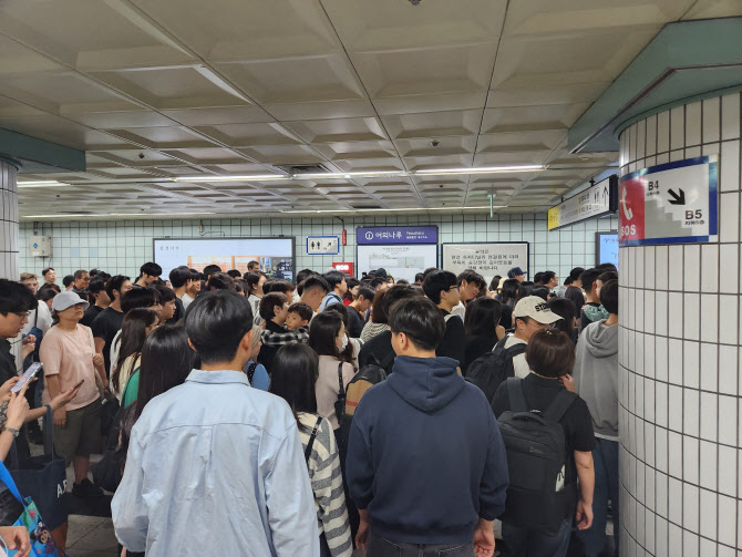 ‘100만 인파’ 여의도 불꽃축제에 ‘테러 예고글’…경찰, 작성자 추적