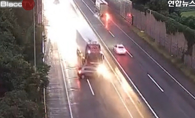 "운 좋게 살았다"...들이받더니 내달린 트레일러 좀 찾아주세요